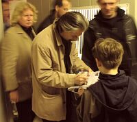 Ян Гарбарек дает автографы после концерта