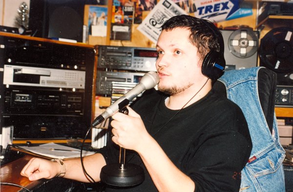 Ведущий Константин Волков в студии «Радио РаКурс», 1997