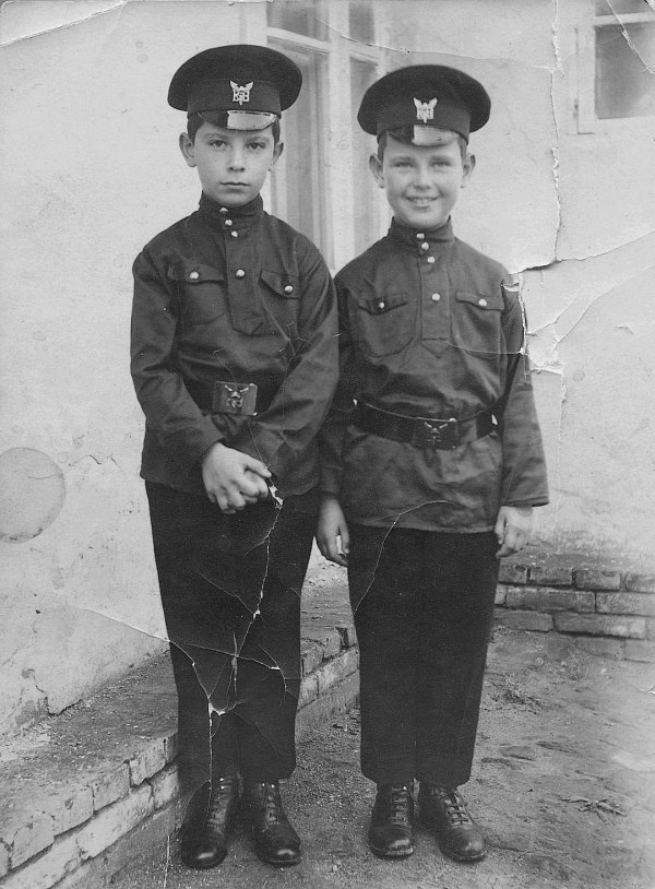 Братья Лундстрем в 1925 г. При разнице в возрасте всего в один год видно, как различны их характеры. Углублённый в себя, серьёзный Олег — и улыбчивый, лёгкий и контактный младший брат Игорь.