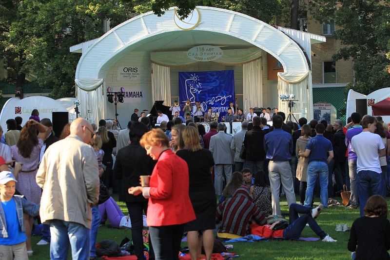 Сад эрмитаж фестиваль джаза. Московский фестиваль джаза. Московский джазовый фестиваль сад эрмитаж фото. Сад эрмитаж пикник. Щукинская сцена в саду эрмитаж.