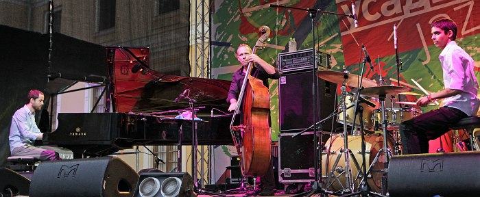 Avishai Cohen Trio, Архангельское под Москвой, лето 2013 (фото: Владимир Коробицын) AVISHAI COHEN TRIO