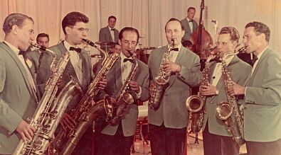 Саксофоны оркестра Лундстрема в Казани, 1950-е. Деринг - в центре.