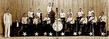 оркестр университета Северного Техаса (Джин Холл - второй справа в нижнем ряду)