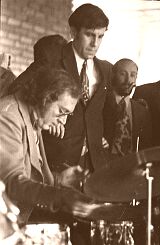 Мэл Льюис (за барабанами), Валерий Буланов (стоит), 1973