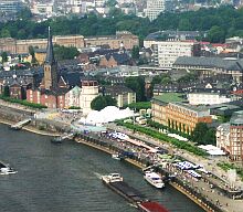 Альтштадт и центральная площадка фестиваля (белый купол)