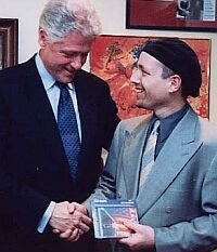 Президент Билл Клинтон (слева) и Майкл Дорф, 1998