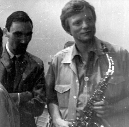 Джерри Маллиган в Москве с альт-саксофоном в руках (слева - саксофонист Алексей Козлов, фото из его коллекции)