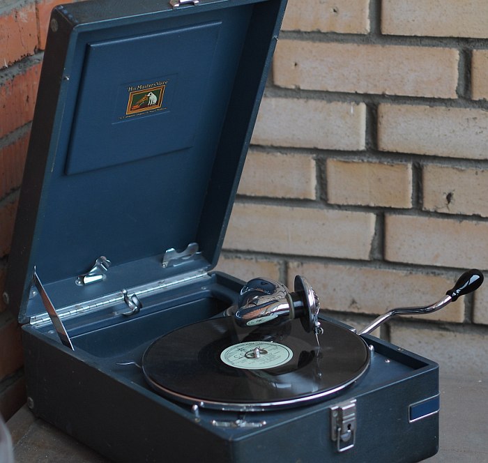 His Master's Voice 102c 1936 compact gramophone