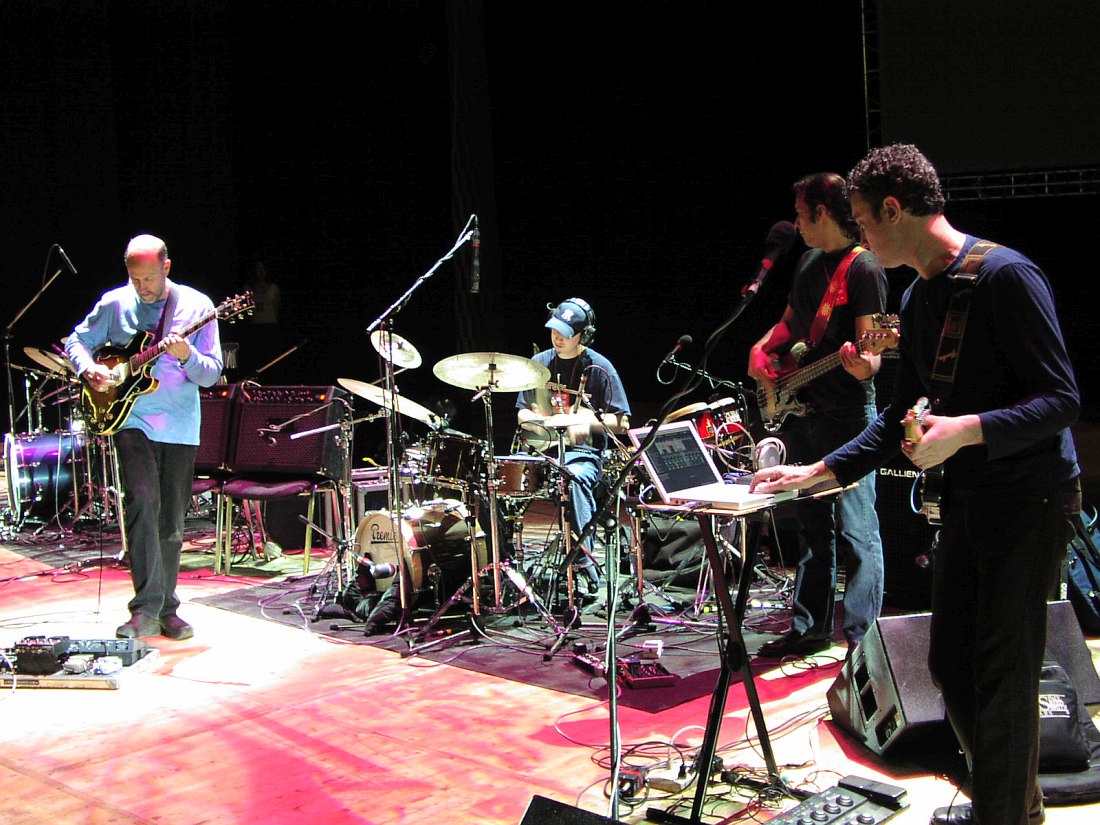 Джон Скофилд и Uberjam Band на сцене ГЦКЗ «Россия», май 2003 (фото © Кирилл Мошков, «Джаз.Ру»)