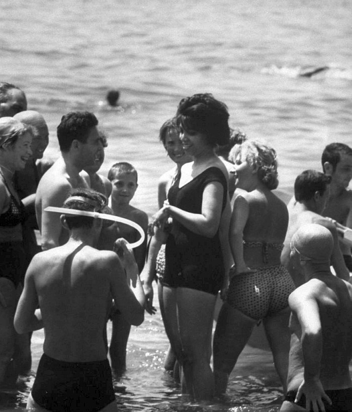 Джойя Шеррилл в окружении советских пляжников в Сочи (фото: Stan Wayman / Life Magazine © Time Inc.)