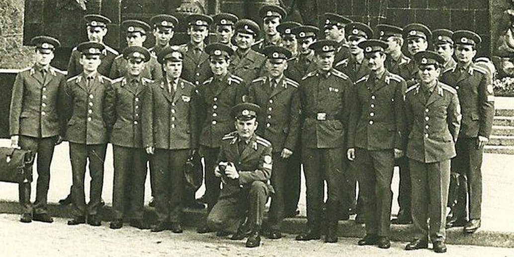 Владимир Каушанский (крайний справа в первом ряду) среди выпускников ЛВВПУ, 1972
