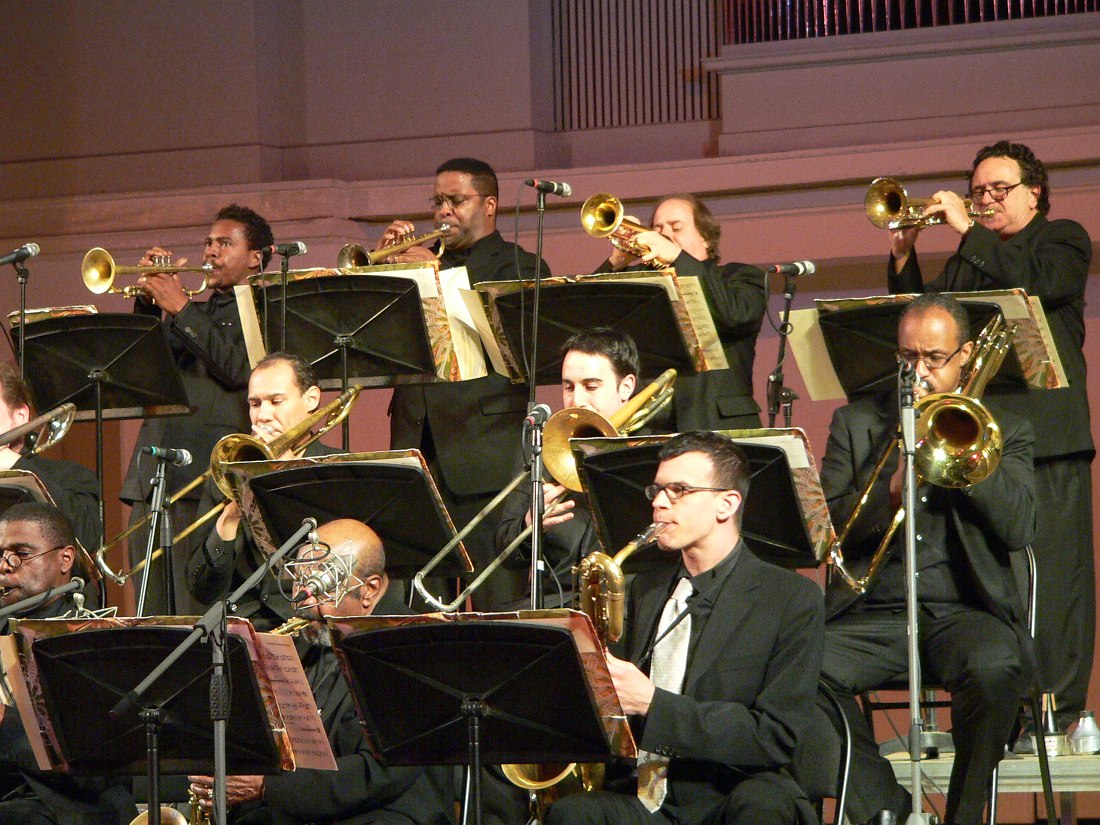 Dizzy Gillespie Alumni Big Band в КЗ им. Чайковского, май 1007: крайний справа вверху Клаудио Родити (фото © Кирилл Мошков, «Джаз.Ру»)