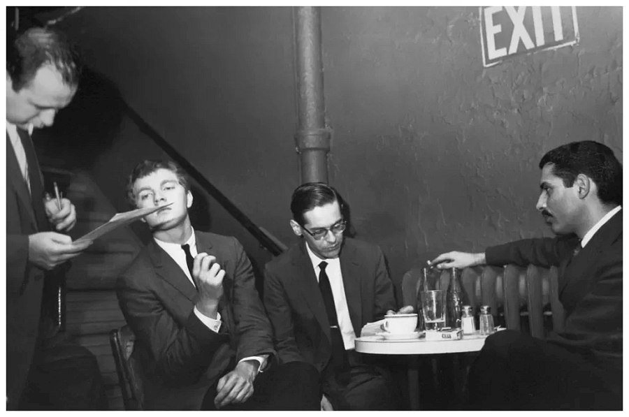 Продюсер Оррин Кипньюс, басист Скотт ЛаФаро, пианист Билл Эванс и барабанщик Пол Моушн в клубе Village Vanguard, 1961 (photo © Steve Schapiro)﻿