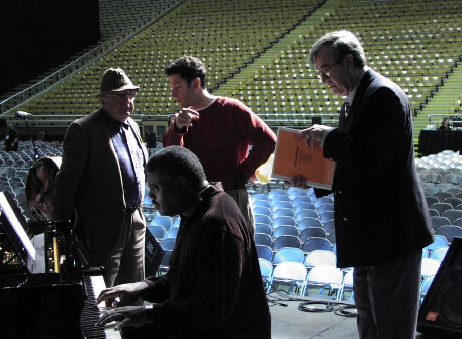 February, 2002: on the Kibbie Dome stadium stage in Moscow, ID, Doc Skinner (right) supervises the rehearsal of the Lionel Hampton Jazz Festival daytime rehearsal. At the piano: Mulgrew Miller; behind him, Bucku Pizzarelli and John Pizzarelli (Cyril Moshkow, Jazz.Ru Magazine)