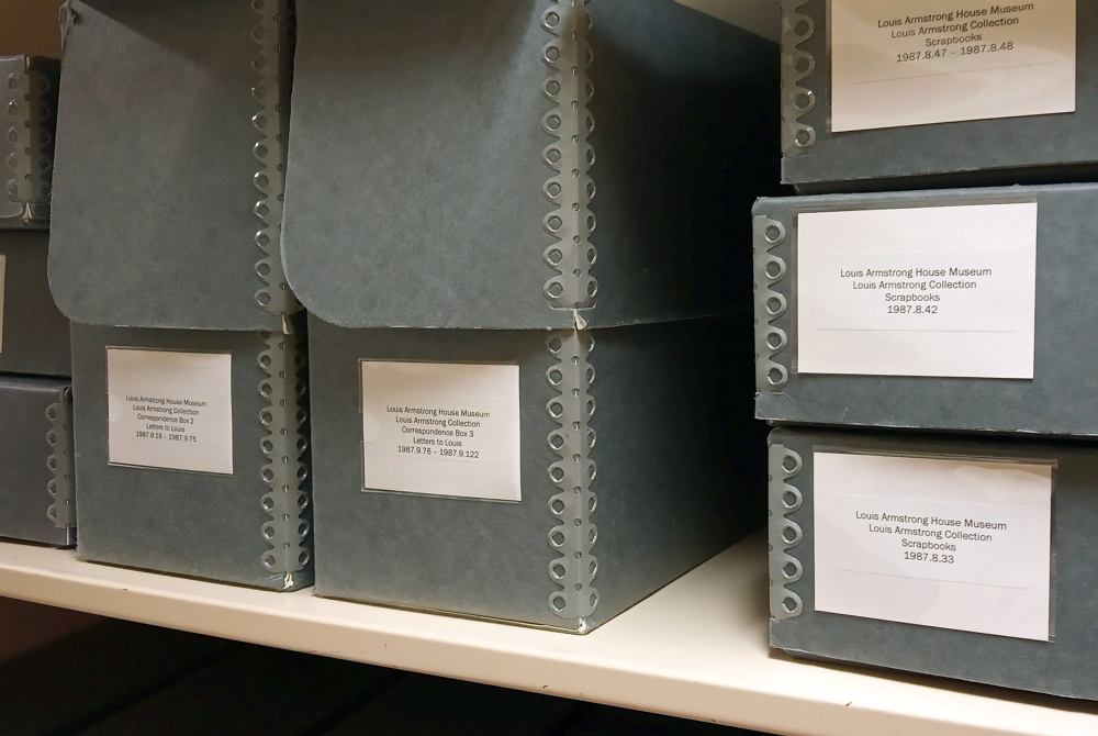Коробки с дневниковыми «скрапбуками» — альбомами вырезок, записок и картинок, которые Армстронг год за годом изготавливал собственноручно