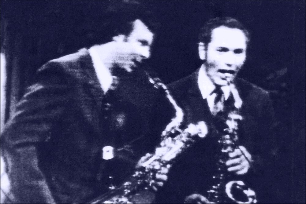На экране телевизора Игорь Высоцкий (на баритоне) и Сту Акоэн. Выступление на израильском телевидении, Тель-Авив, 1972