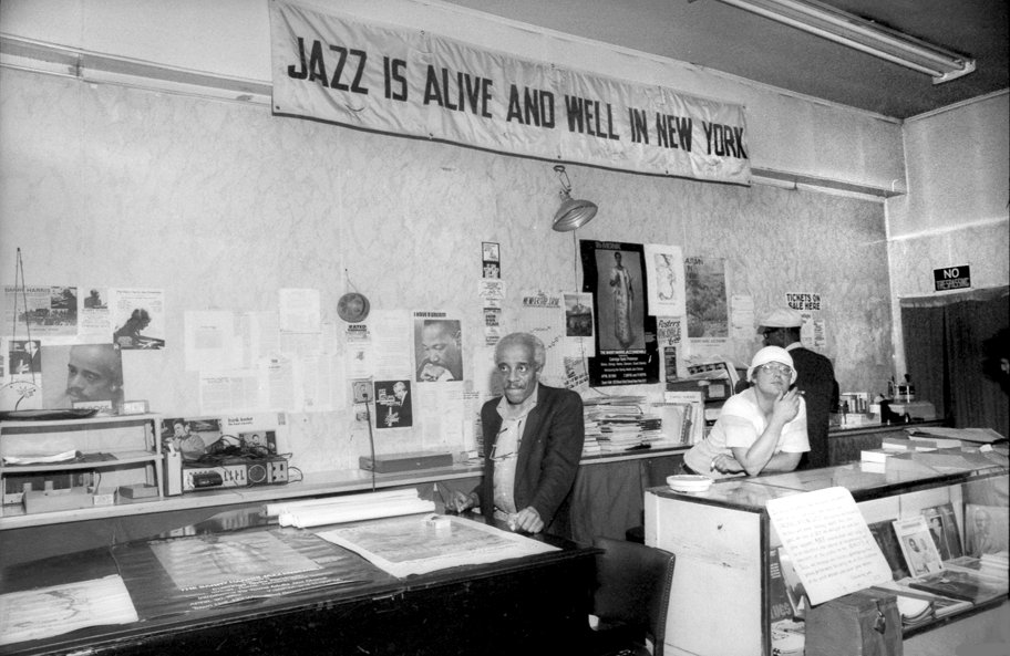 Середина 1980-х, Нью-Йорк. Барри Харрис за прилавком в фойе клуба Jazz Cultural Theater 