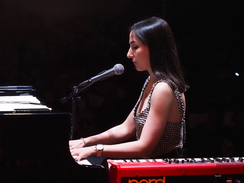 Невозможно сказать, что в таланте Алины Егнибарян главное: вокал или фортепиано. Скорее всего, и то, и другое.