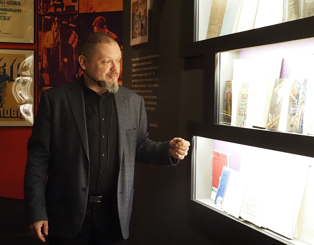 Kirill Moshkov leads a curatorial tour at the Museum of Music as part of the Night of the Arts on November 4, 2002 (photo © Natalia Kravchenko)