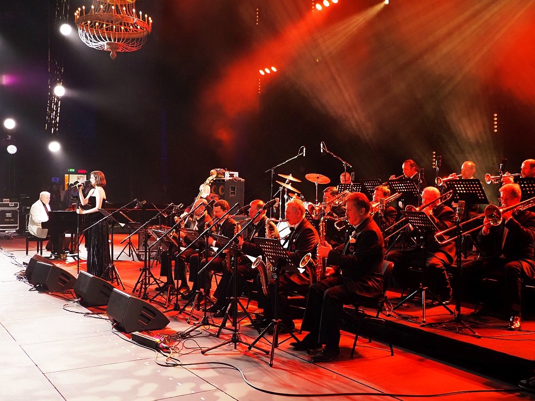 Концерт открыл старейший джаз-оркестр в мире — Государственный оркестр джазовой музыки им. Олега Лундстрема