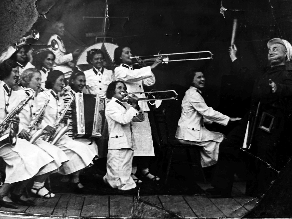 Григорий Галочкин (справа) во главе Куйбышевского женского джаз-оркестра, 1940