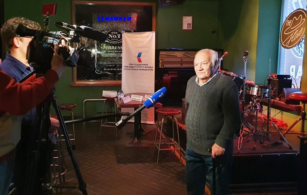 Владимир Борисович Фейертаг даёт в «Шляпе» интервью 1 каналу (пресс-конференция проекта «Джаз — детям», 2021)