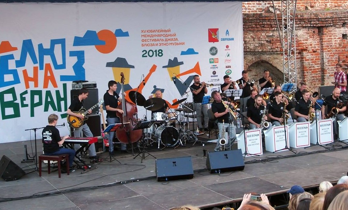 Игорь Бутман солирует на сопрано-саксофоне в составе Московского джазового оркестра на фестивале «Блюз на веранде» 2018 г.