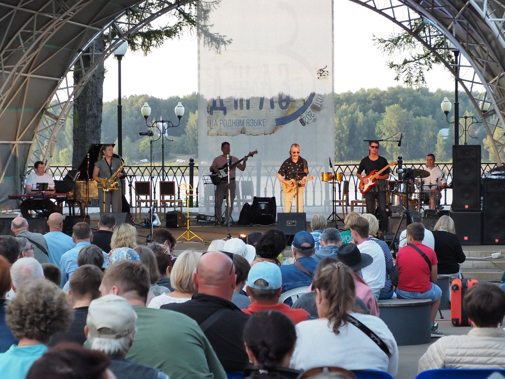 Сцена фестиваля «Джаз на родном языке» (фото 2024)