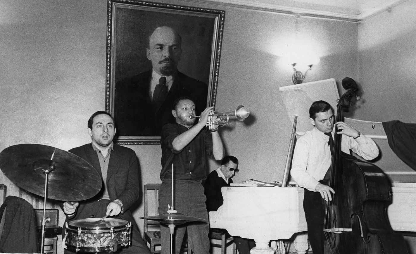 1966. Ленинград, джаз-клуб в ДК «Канат». На сцене ансамбль традиционного джаза п/у трубача Владимира Николаева. Из фондов Центра исследования джаза