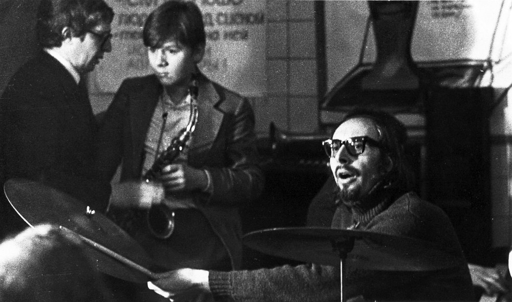Ленинград, джаз-клуб «Квадрат», около 1982 г. Справа барабанщик Валерий Мысовский. В центре саксофонист Игорь Бутман. Из фондов Центра исследования джаза