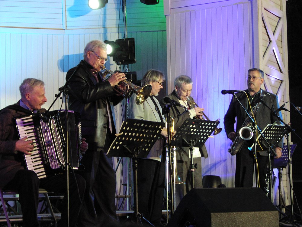 В ансамбле «Звёзды советского джаза» на фестивале «Джаз в саду Эрмитаж», август 2002: Владимир Данилин, Герман Лукьянов, Вадим Ахметгареев, Андрей Товмасян, Виктор Подкорытов ()фото: Кирилл Мошков)