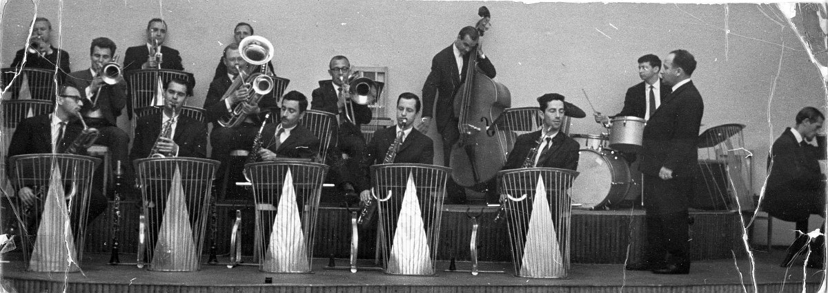 1965: Оркестр Иосифа Вайнштейна (стоит справа), солирует тромбонист Виктор Мусоров. Центр исследования джаза
