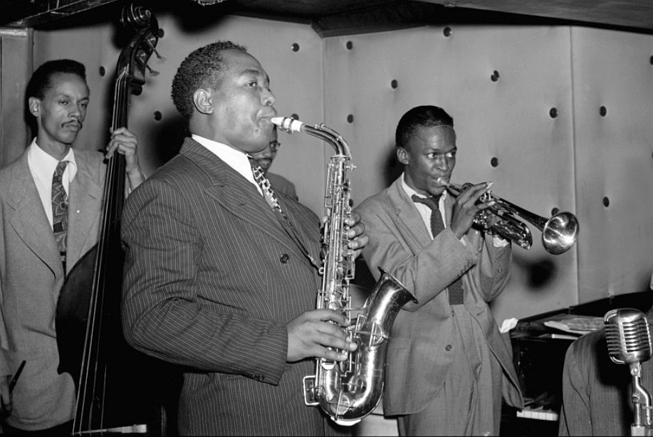 Первопроходец бибопа альт-саксофонист Чарли Паркер и юный, никому ещё не известный трубач Майлз Дэйвис в нью-йоркском клубе Three Deuces, 1947 (photo © William P. Gottlieb)