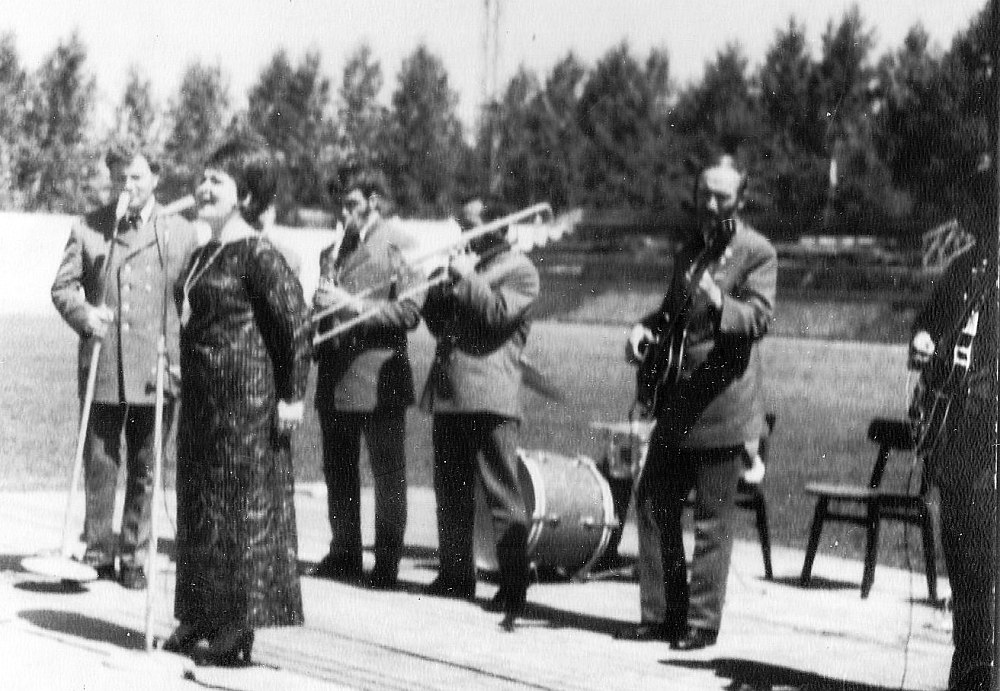 Ансамбль «Южный Урал». Челябинская область, концерт на стадионе, 1969 г. Игорь Бурко — труба, Лидия Вишневская — вокал, Александр Горбенко — саксофон, Николай Топчий — тромбон, Юрий Торгашов — бас-гитара, Виктор Харлапанов — гитара