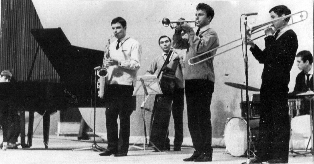 Ансамбль Игоря Бурко на открытии Дворца спорта «Юность». Челябинск, 1967 г. Евгений Липчёнок — фортепиано, Юрий Дмитриев — саксофон, Николай Вахитов — бас-гитара, Игорь Бурко — труба, Сергей Толстых — тромбон, Вячеслав Масунов — барабаны