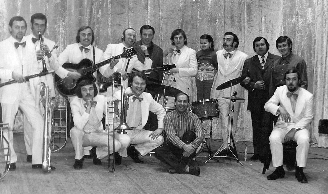 Ансамбль «Уральский диксиленд» в 1974 г. Стоят: Юрий Сысолятин, Валерий Софин, Алексей ?, Юрий Торгашов, Владимир Мамлин, Виктор Королёв, Злата Бурко, Станислав Тулешов (барабаны, Куйбышев), Юрий Темников — вокал, Виктор Мамонов – вокал. Сидят: Сергей Дергунов, Игорь Бурко, Геннадий Козлов, Вячеслав Клочев
