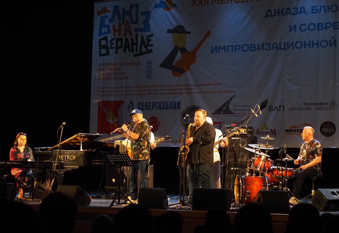 «Арт-Ансамбль» Тима Дорофеева: Мария Корель (вокал, клавишные), Константин Седовин (вокал, флейта), частично видны гитарист Дорофеев и басист Николай Клишин, саксофонист Александр Гуреев (Москва), Алексей Барандов (барабаны)