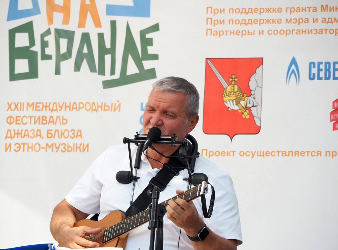 Мультиинструменталист Сергей Кузнецов (Ярославль) на уличной сцене фестиваля «Блюз на веранде-2025»