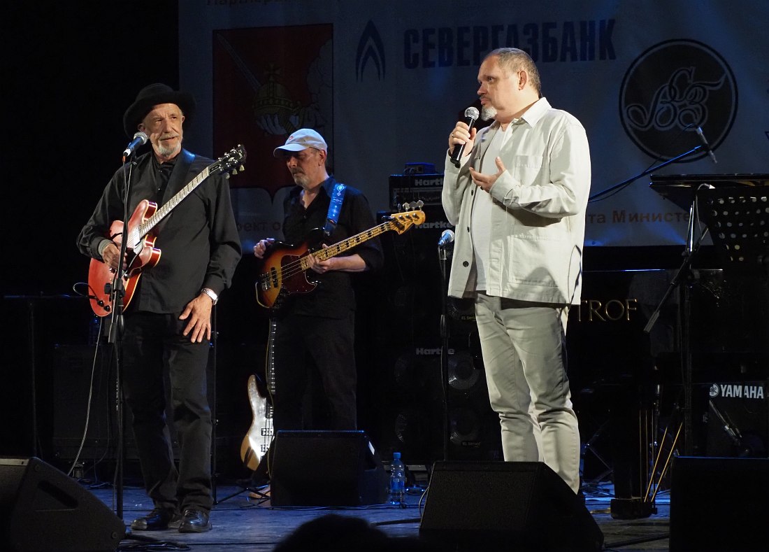 Ведущий фестиваля Кирилл Мошков выступает с поздравлением Виктору Колесову