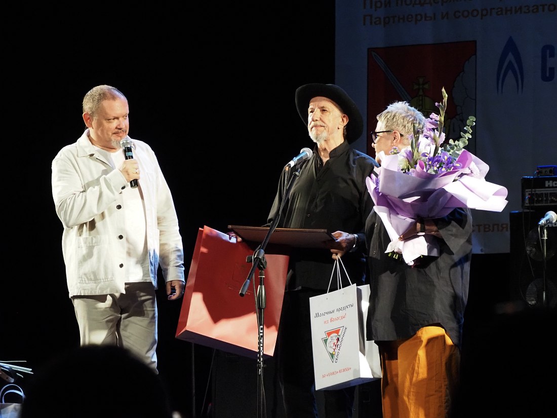 Ведущий фестиваля Кирилл Мошков представляет продюсера Виктора Колесова и арт-директора «Блюза на веранде» Катерину Колесову