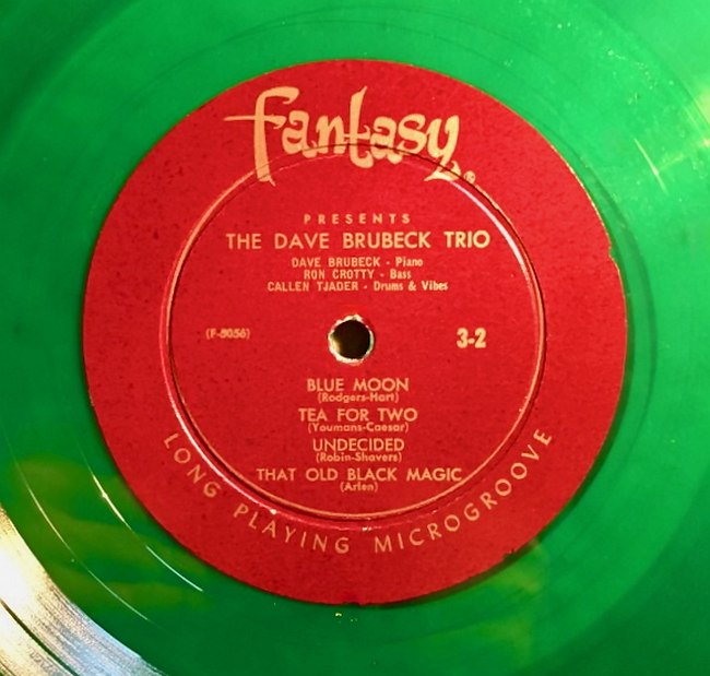 Характерный логотип лейбла Fantasy на цветном виниле