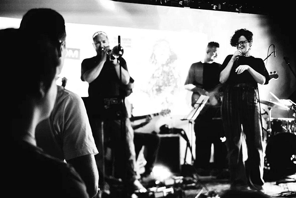 Алина Ростоцкая и её ансамбль