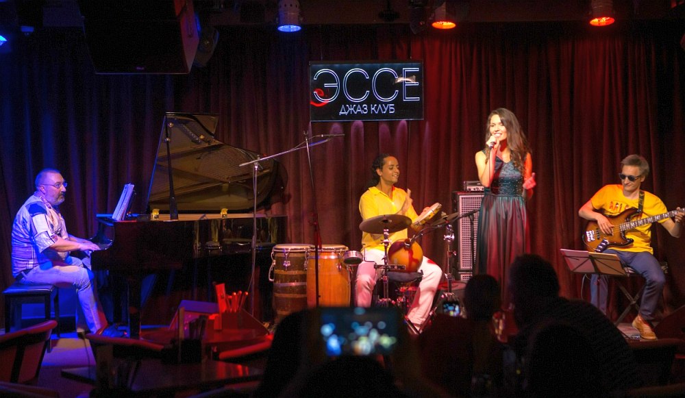 Азамат Хасаншин в московском клубе «Эссе», 2025. Солистка —Екатерина Ямщикова