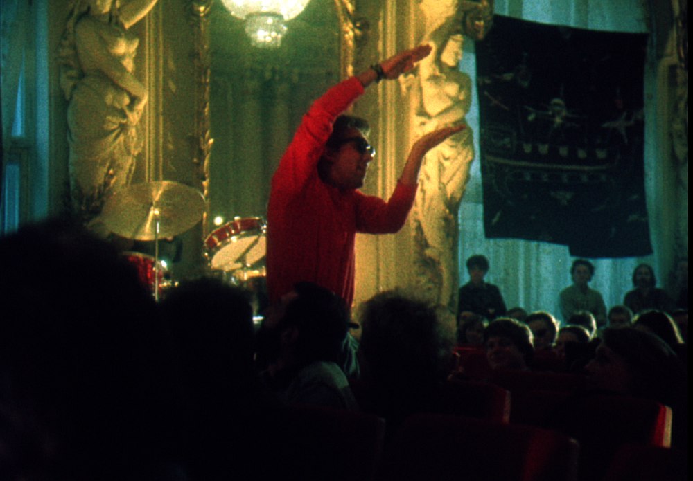 Сергей Курёхин дирижирует «Поп-механикой» в фильме «Диалоги»