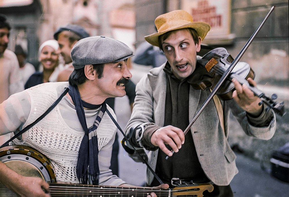 С лёгкой руки Леонида Утёсова создатели фильма продвигали легенду о рождении советского джаза в Одессе. Степан и Жора — уличные импровизаторы