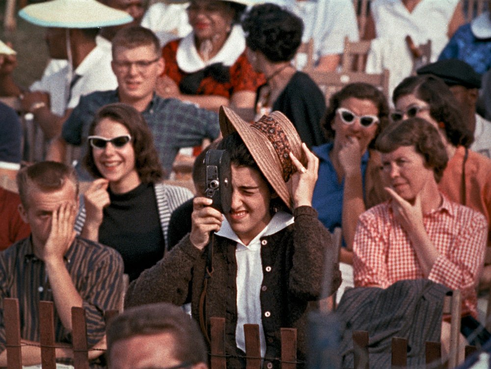 Кадр из фильма: фестивальная публика в Ньюпорте 1958 года. Как видим, посетители снимали всё подряд на концертах задолго до эры мобильных телефонов!