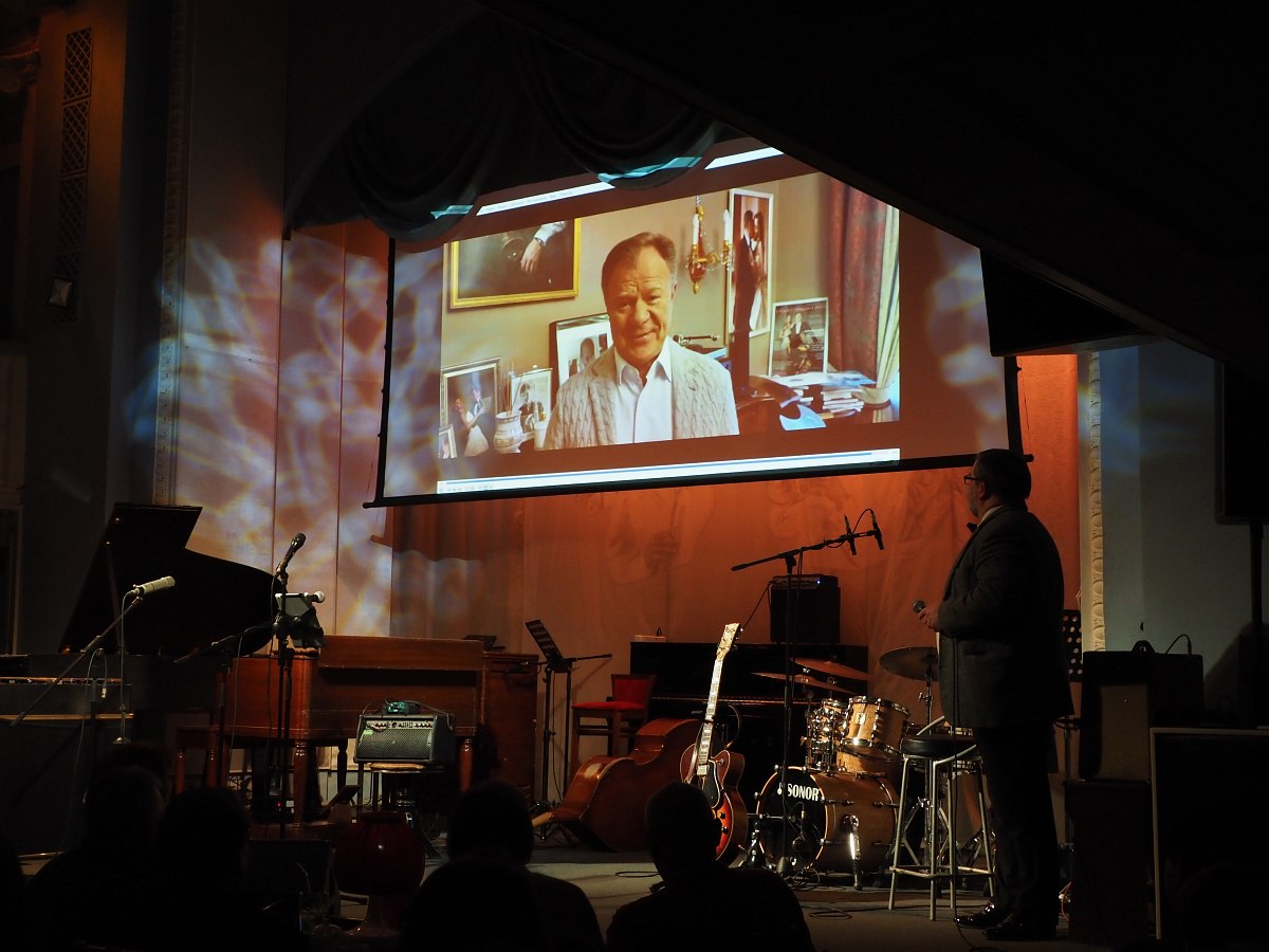 Игорь Бутман обращается к присутствующим из Москвы