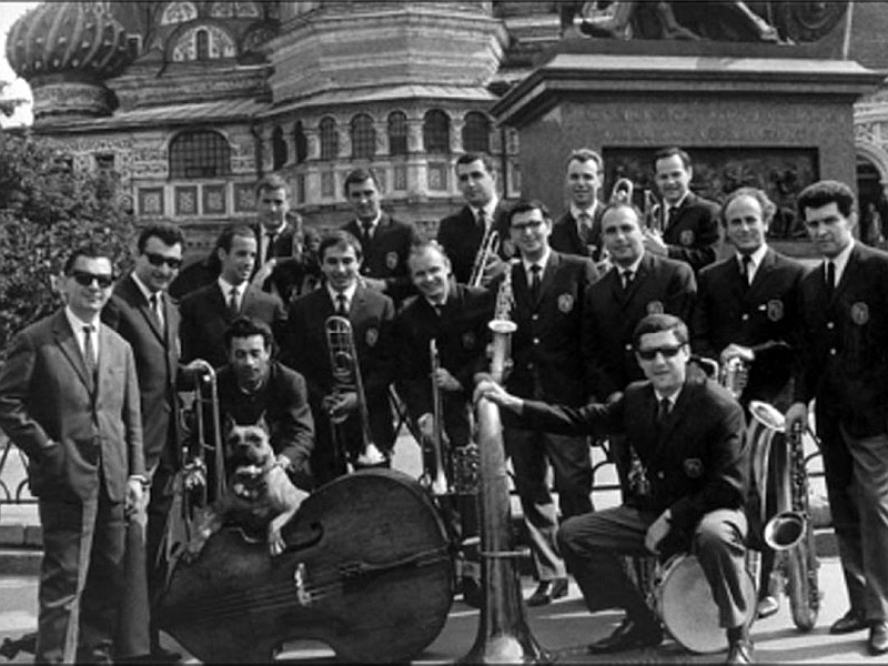 Оркестр Вадима Людвиковского (крайний слева). В центре с альт-саксофоном в руках Георгий Гаранян, над ним трубач Владимир Чижик и тромбонист Константин Бахолдин.