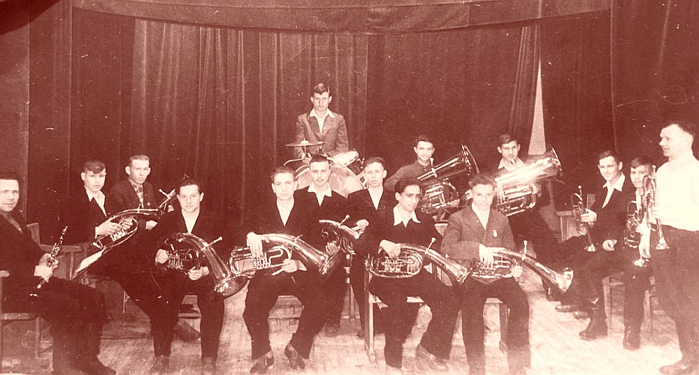 Виктор Епанешников (вверху) в своём первом оркестре, конец 1950-х (Центр исследования джаза)