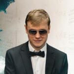 Пианист и вокалист Олег Аккуратов выпускает альбом «Лови волну»